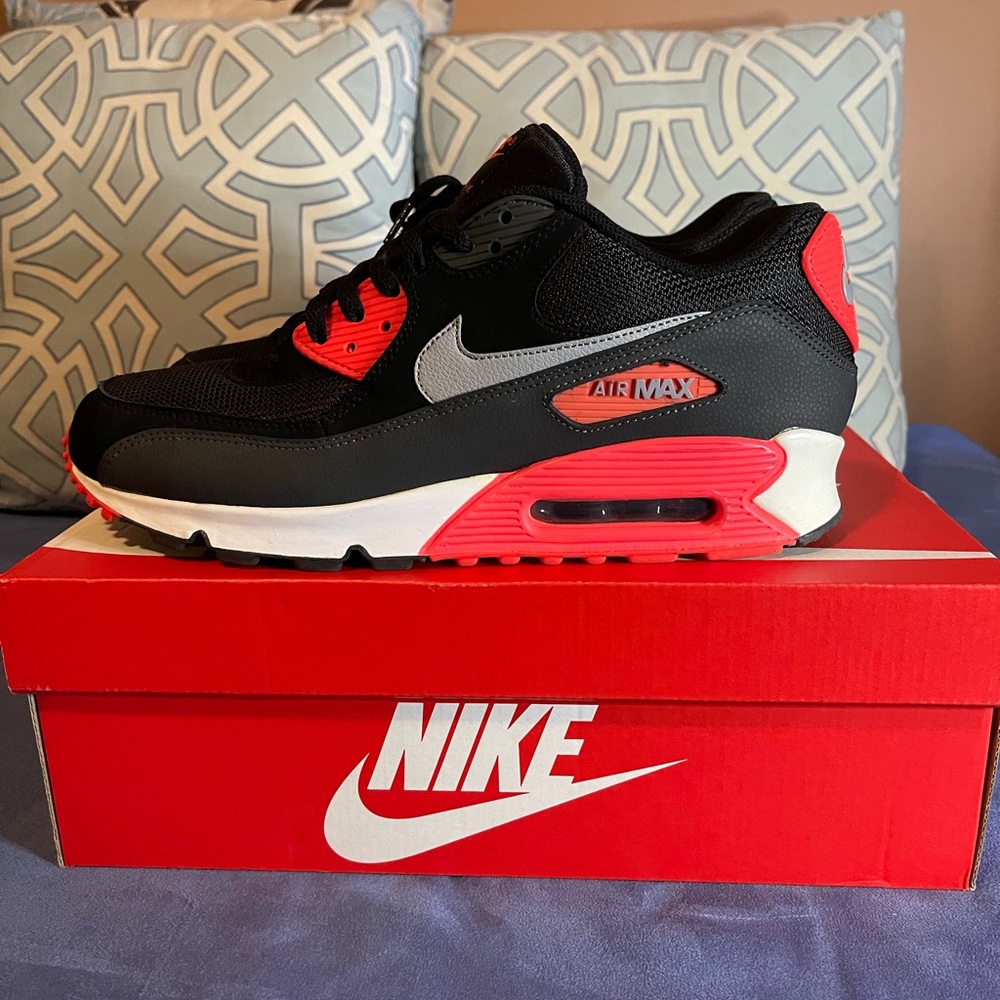 Size 10.5 Nike Air Max 90 black/atomic red